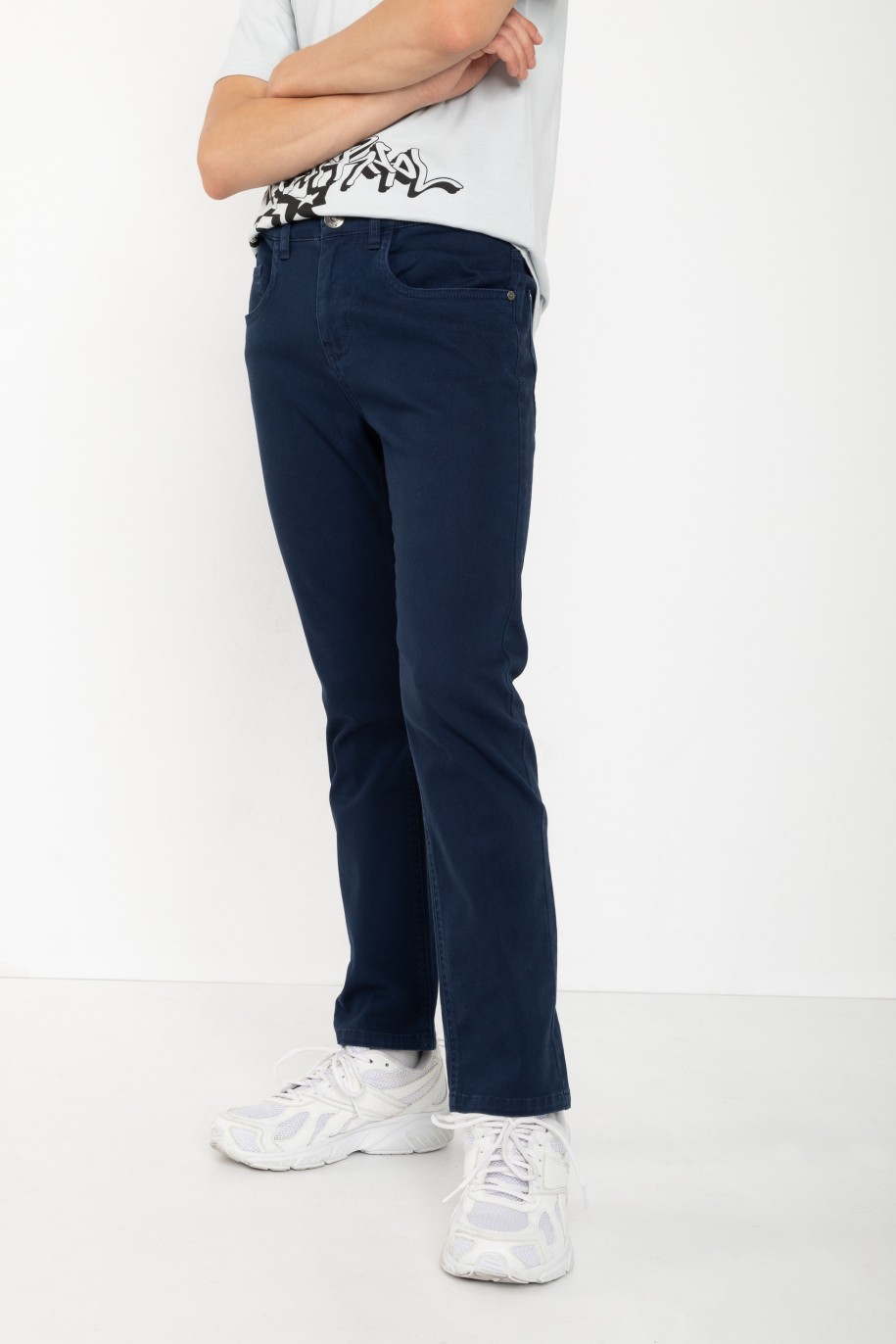 Granatowe spodnie jeansowe o klasycznym kroju - 46445