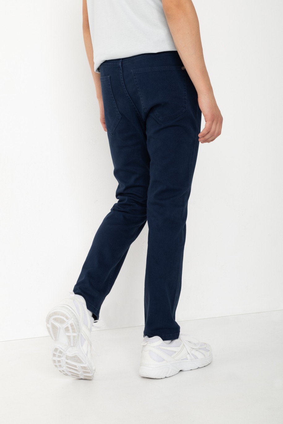 Granatowe spodnie jeansowe o klasycznym kroju - 46446