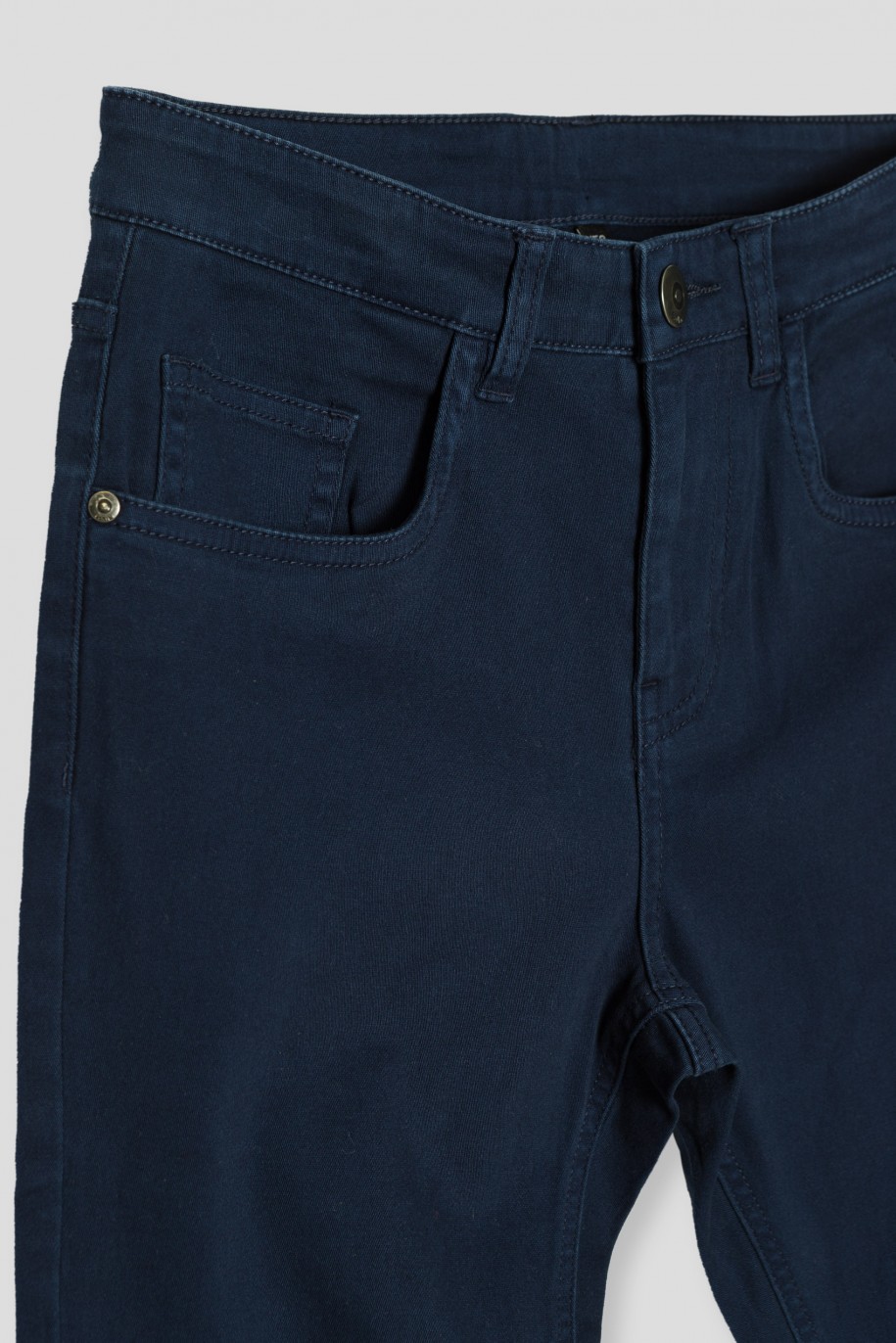 Granatowe spodnie jeansowe o klasycznym kroju - 46448