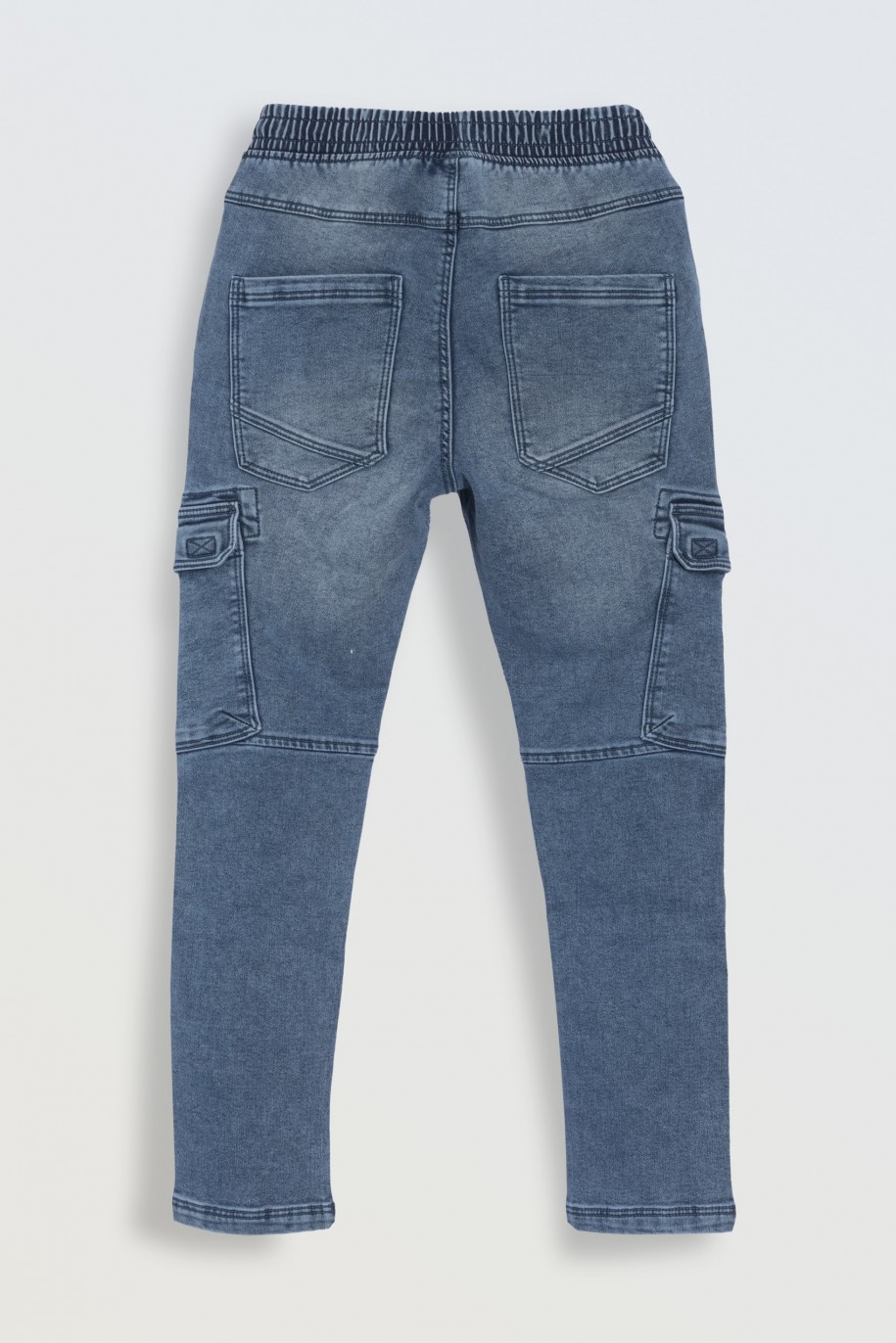 Niebieskie jeansowe spodnie typu cargo z przestrzennymi kieszeniami - 46467