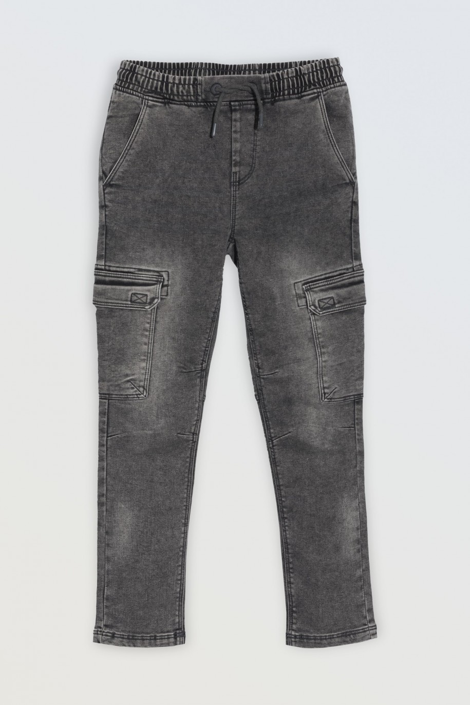 Czarne jeansowe spodnie typu cargo z przestrzennymi kieszeniami - 46469