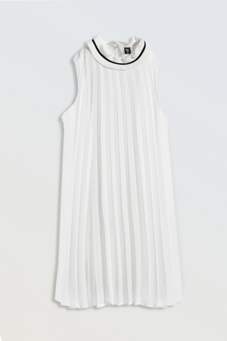 Biała sukienka plisowana z ozdobnym dekoltem - 46473