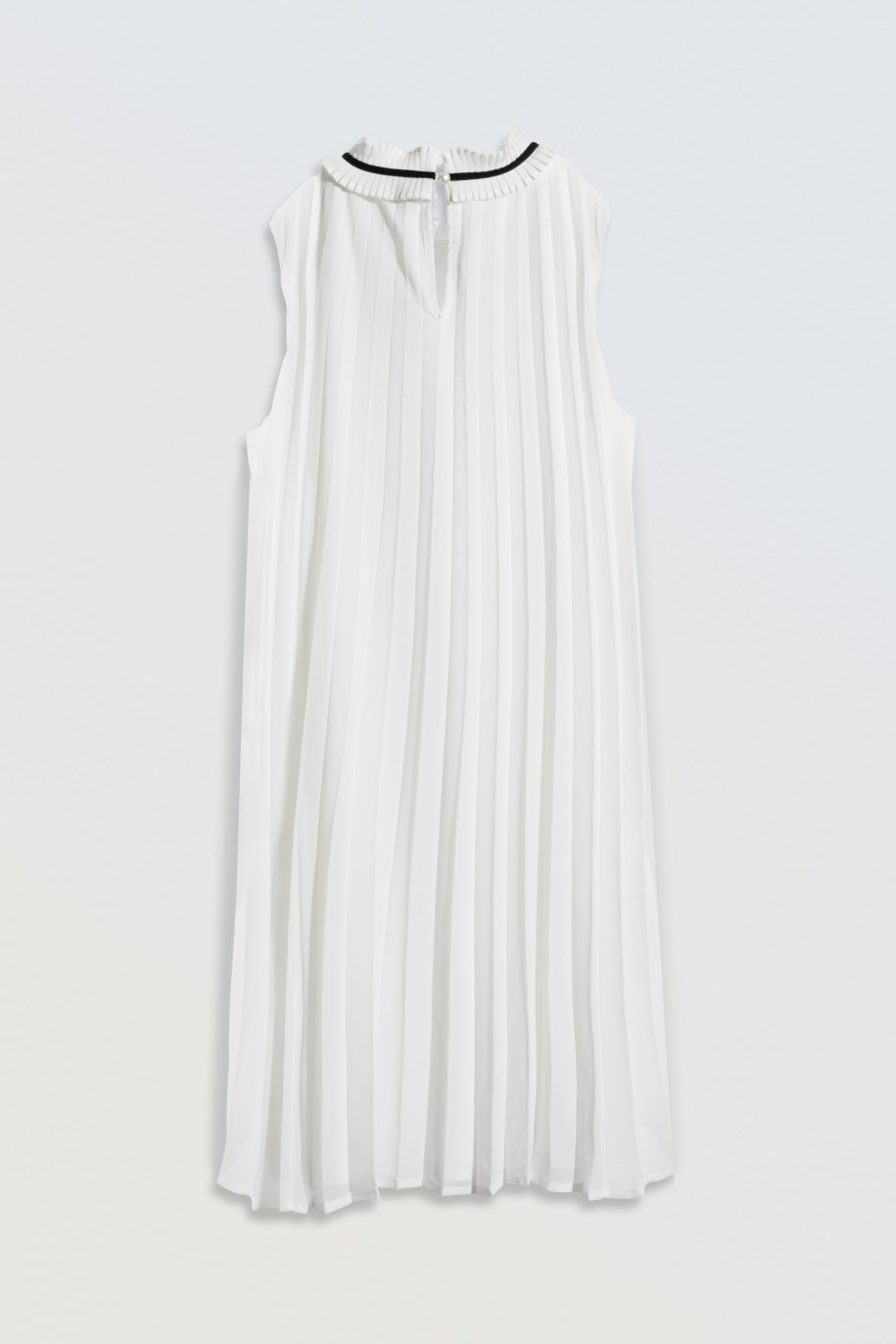 Biała sukienka plisowana z ozdobnym dekoltem - 46474