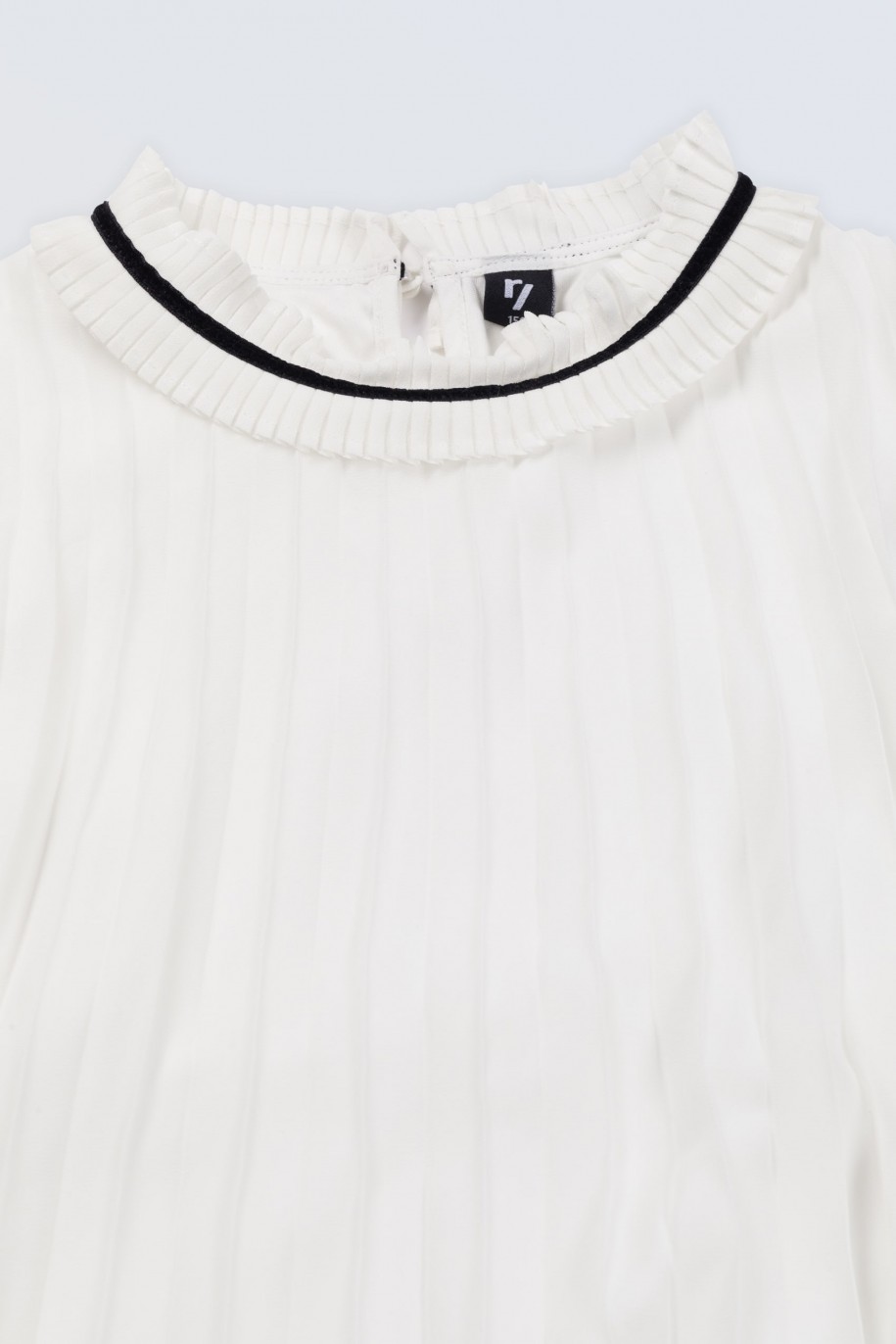 Biała sukienka plisowana z ozdobnym dekoltem - 46475