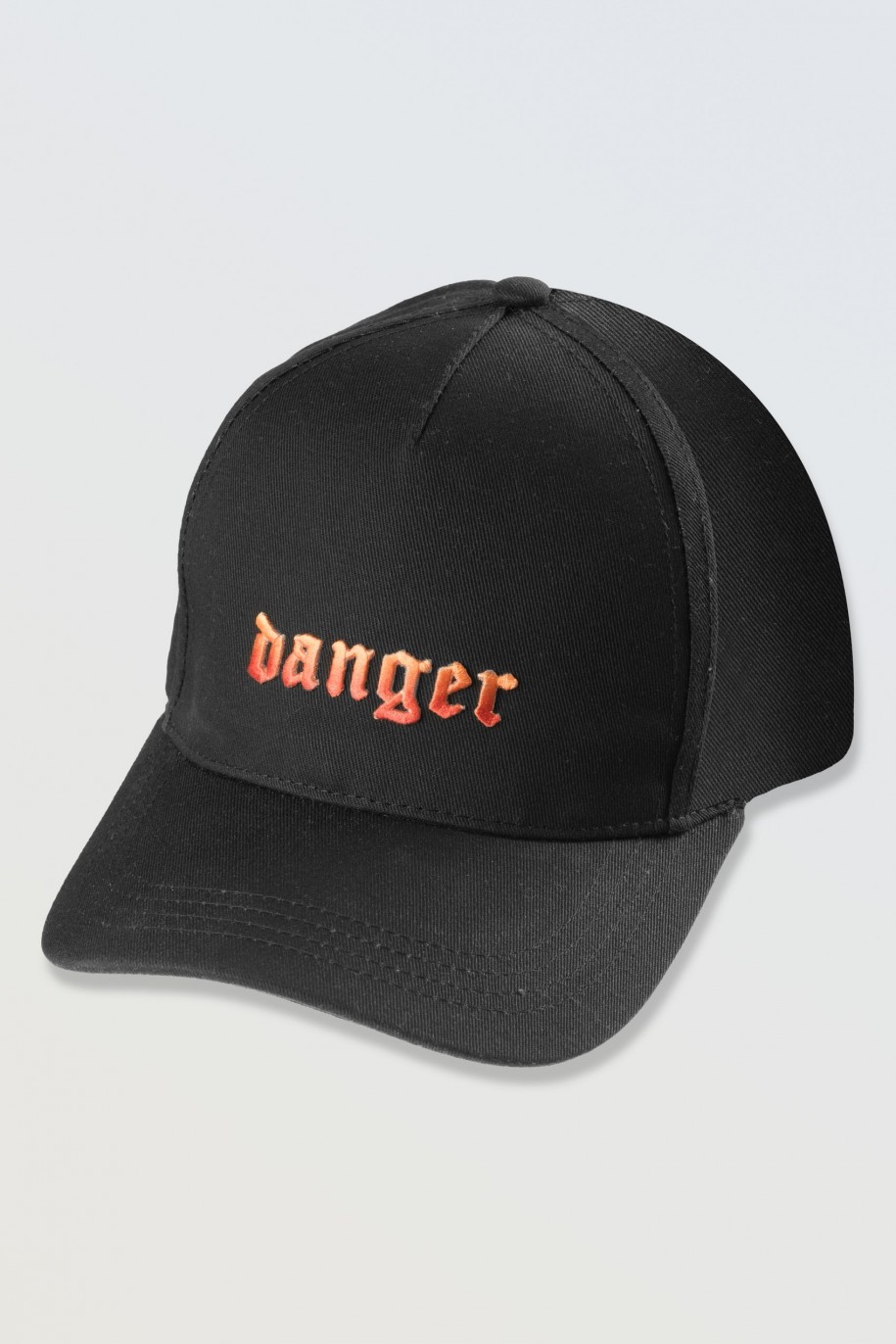Czarna czapka z daszkiem z pomarańczową grafiką - 46486