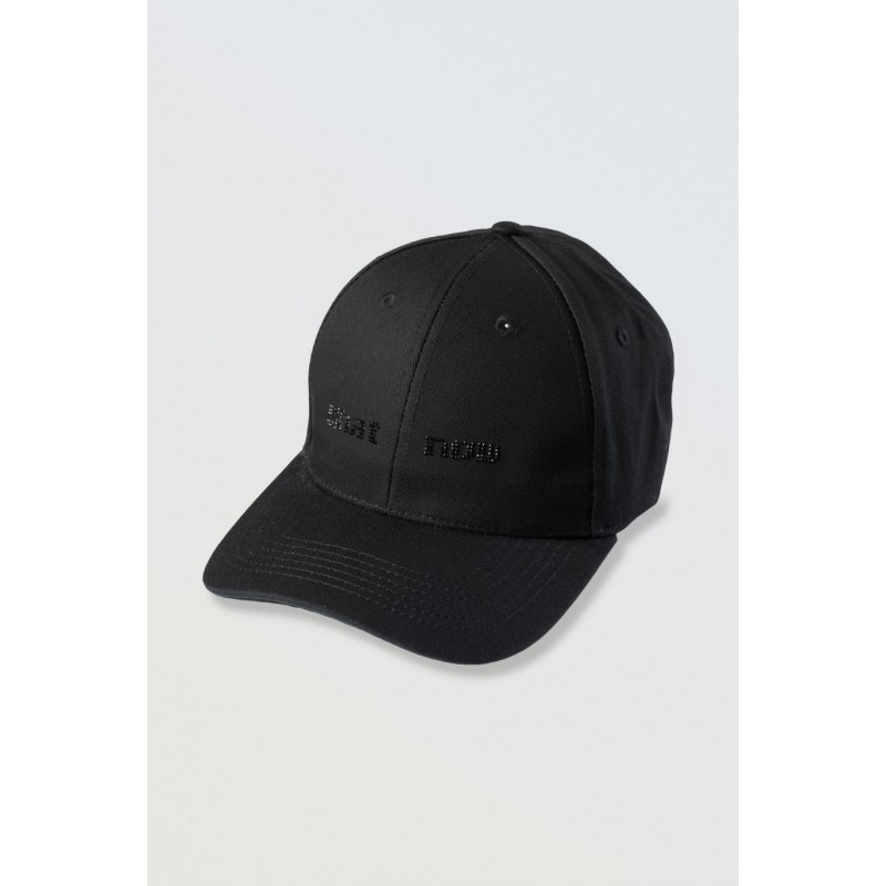 Czarna czapka z daszkiem z haftowanym napisem na środku - 46515