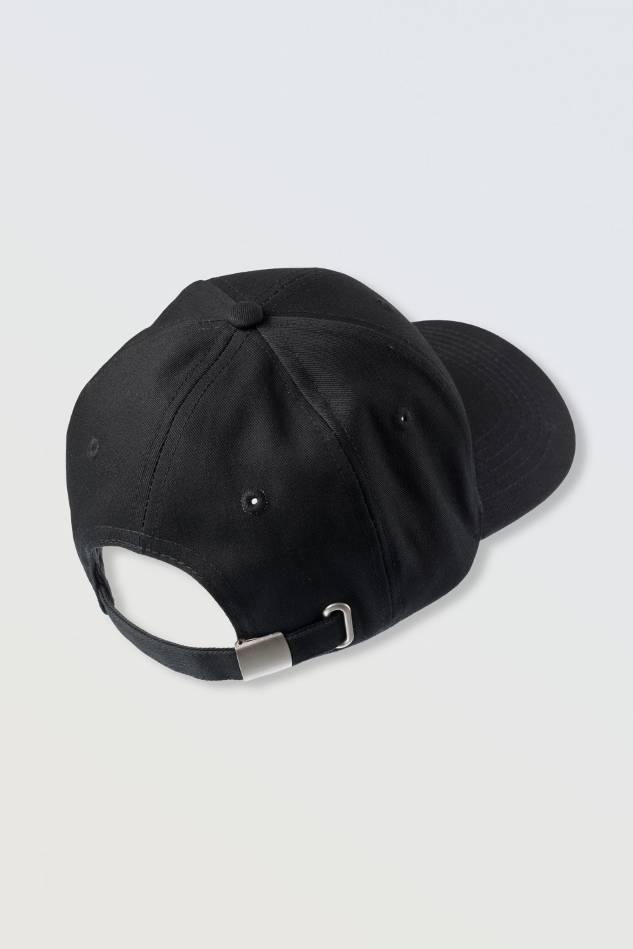 Czarna czapka z daszkiem z haftowanym napisem na środku - 46516