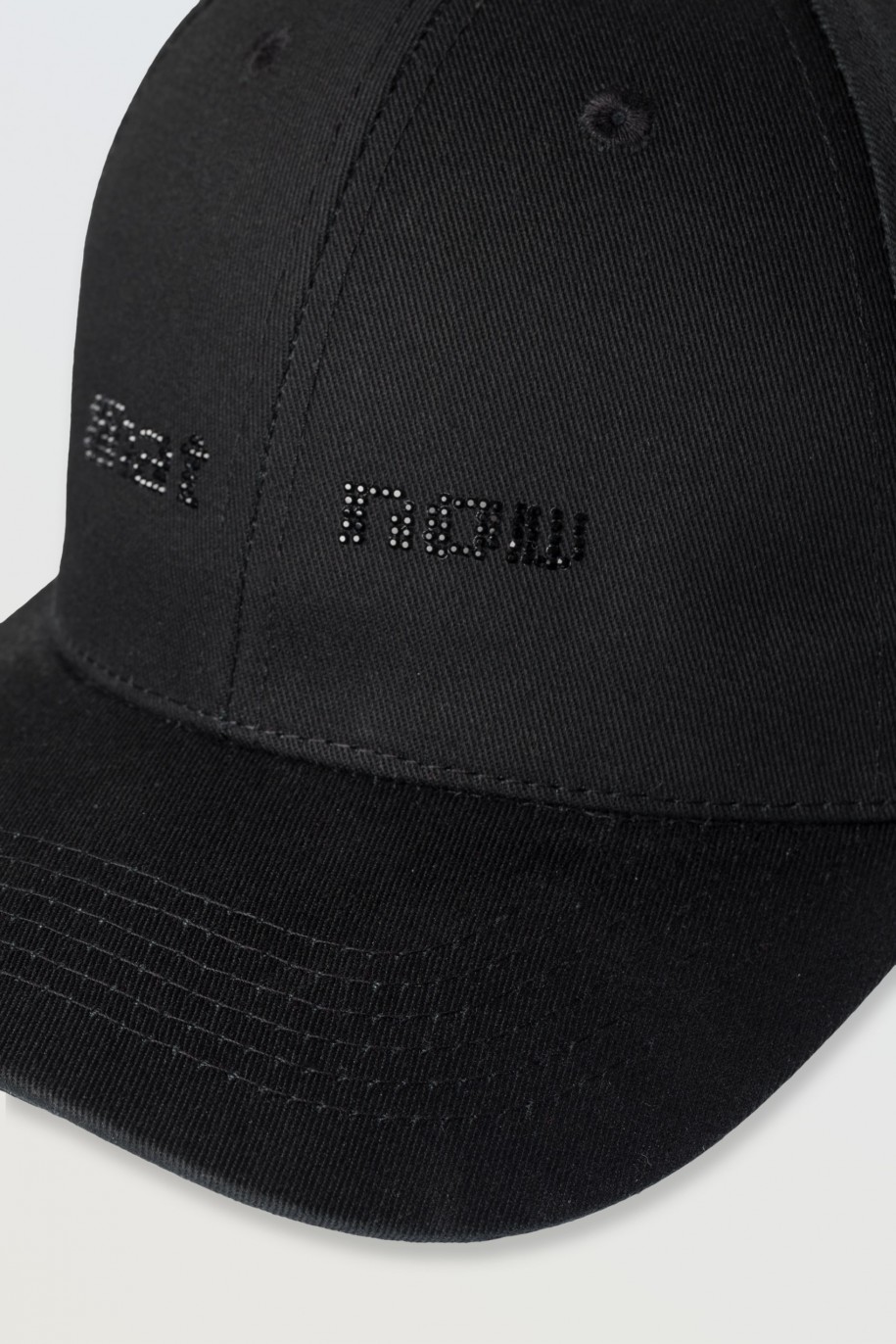 Czarna czapka z daszkiem z haftowanym napisem na środku - 46517
