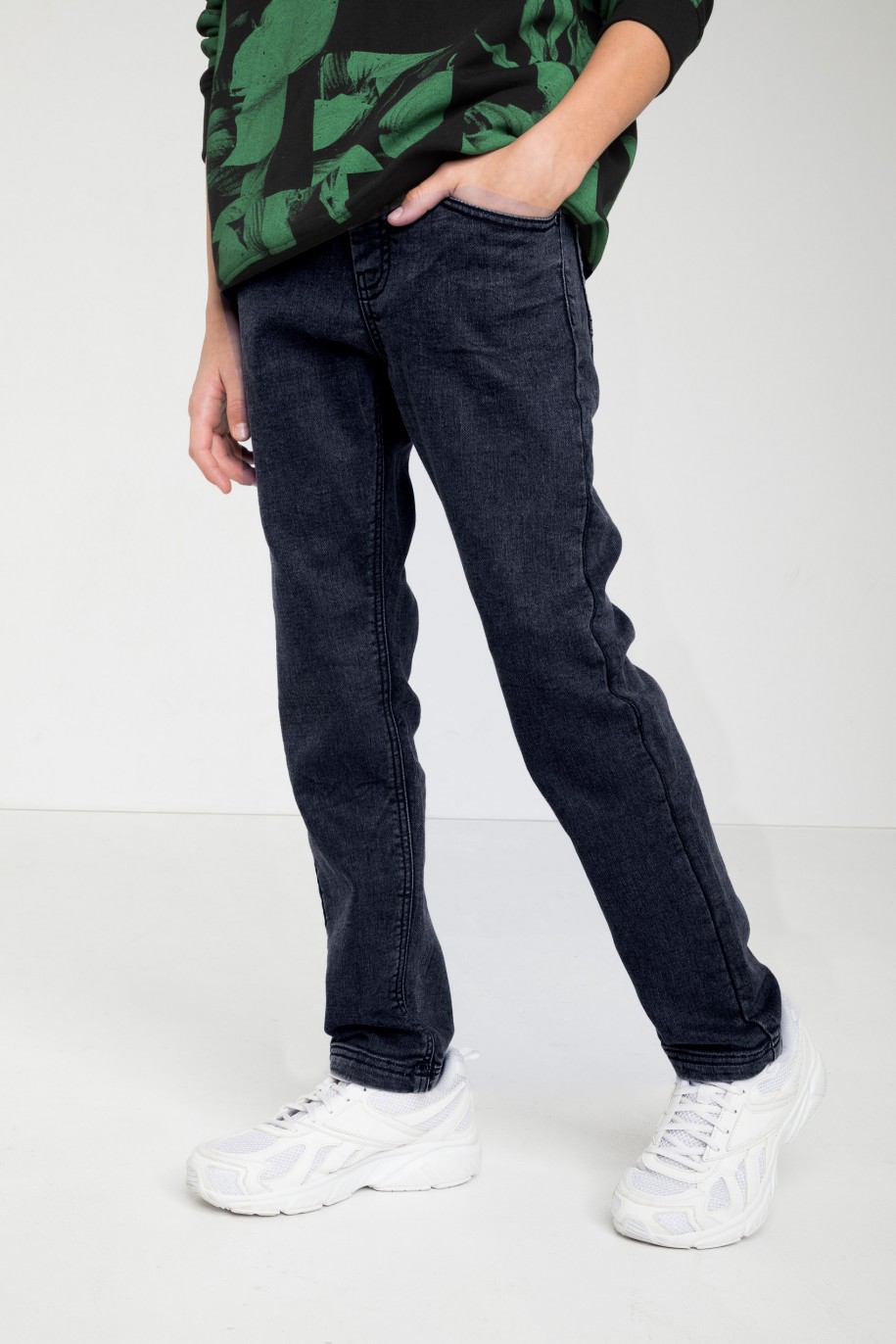 Granatowe jeansy z wąskimi nogawkami - 46544