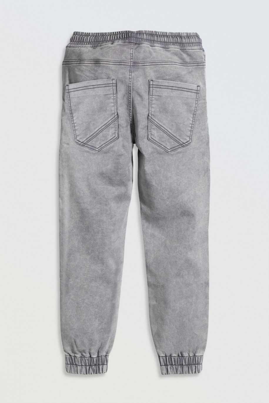 Szare spodnie jeansowe typu joggery z modnymi przeszyciami - 46551