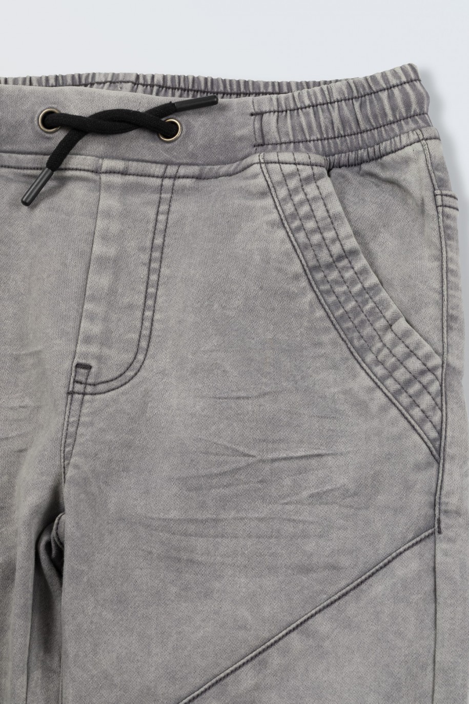 Szare spodnie jeansowe typu joggery z modnymi przeszyciami - 46552