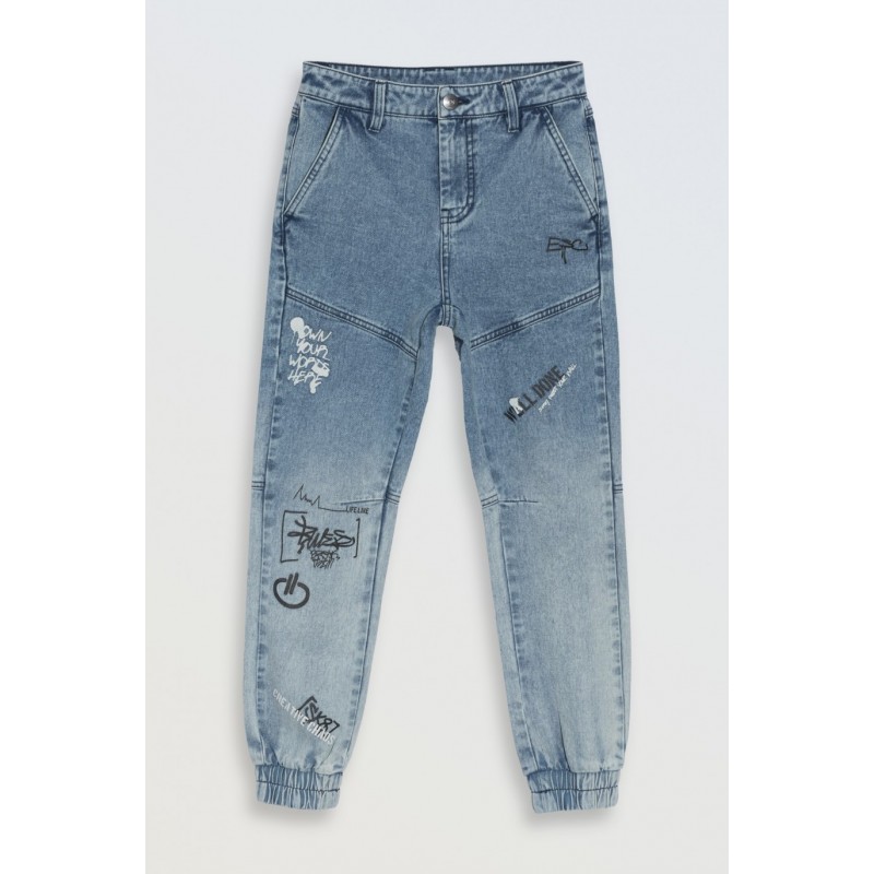 Niebieskie spodnie jeansowe typu joggery z nadrukami na nogawkach - 46553