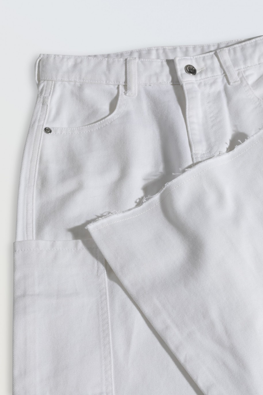 Białe jeansy typu WIDE LEG z asymetrycznymi kieszeniami na nogawkach - 46558