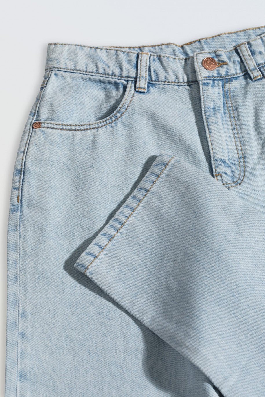Jasnoniebieskie spodnie jeansowe typu MOM FIT - 46564