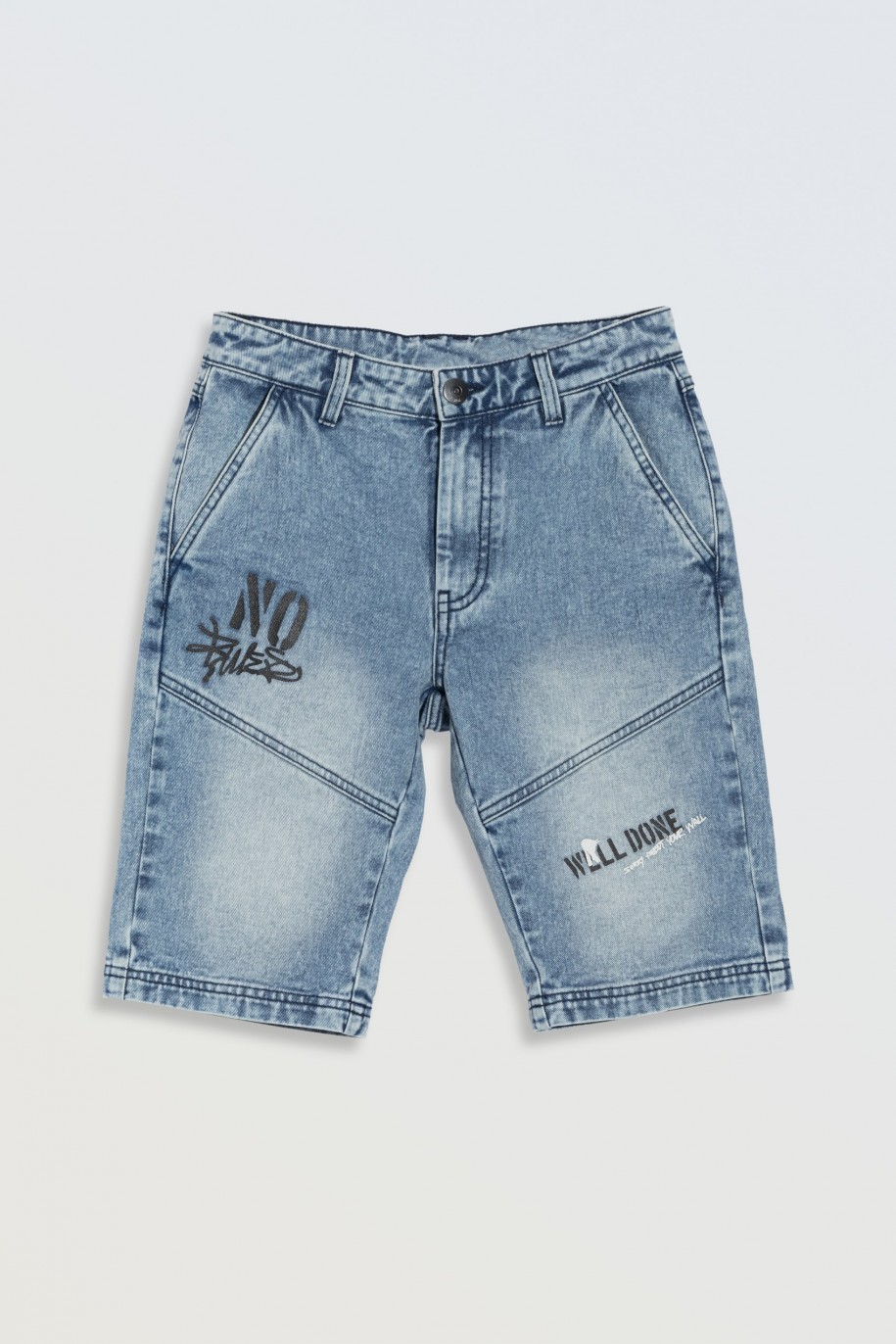 Niebieskie krótkie spodenki jeansowe z nadrukami na nogawkach - 46565