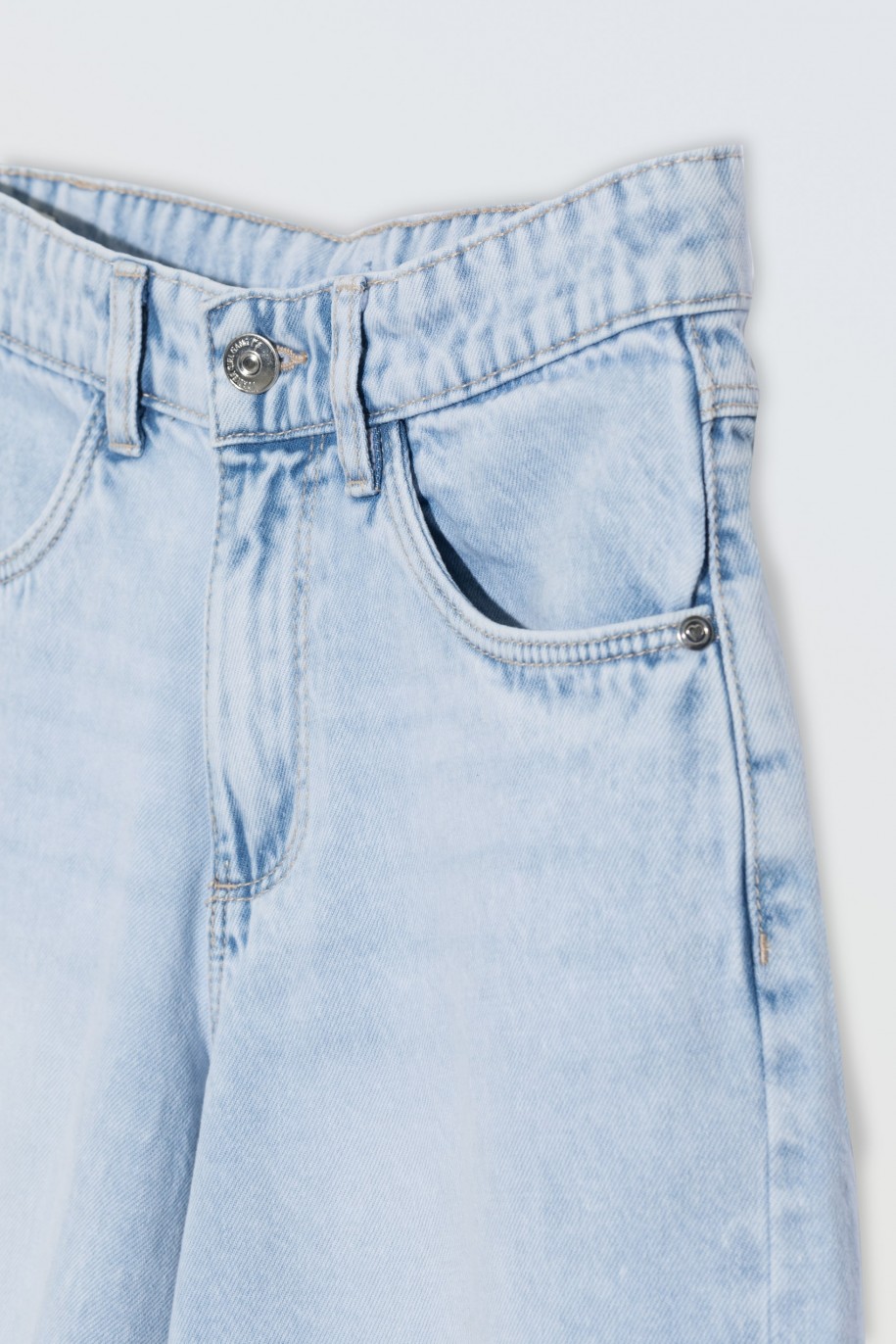 Jasnoniebieskie krótkie spodenki jeansowe - 46571