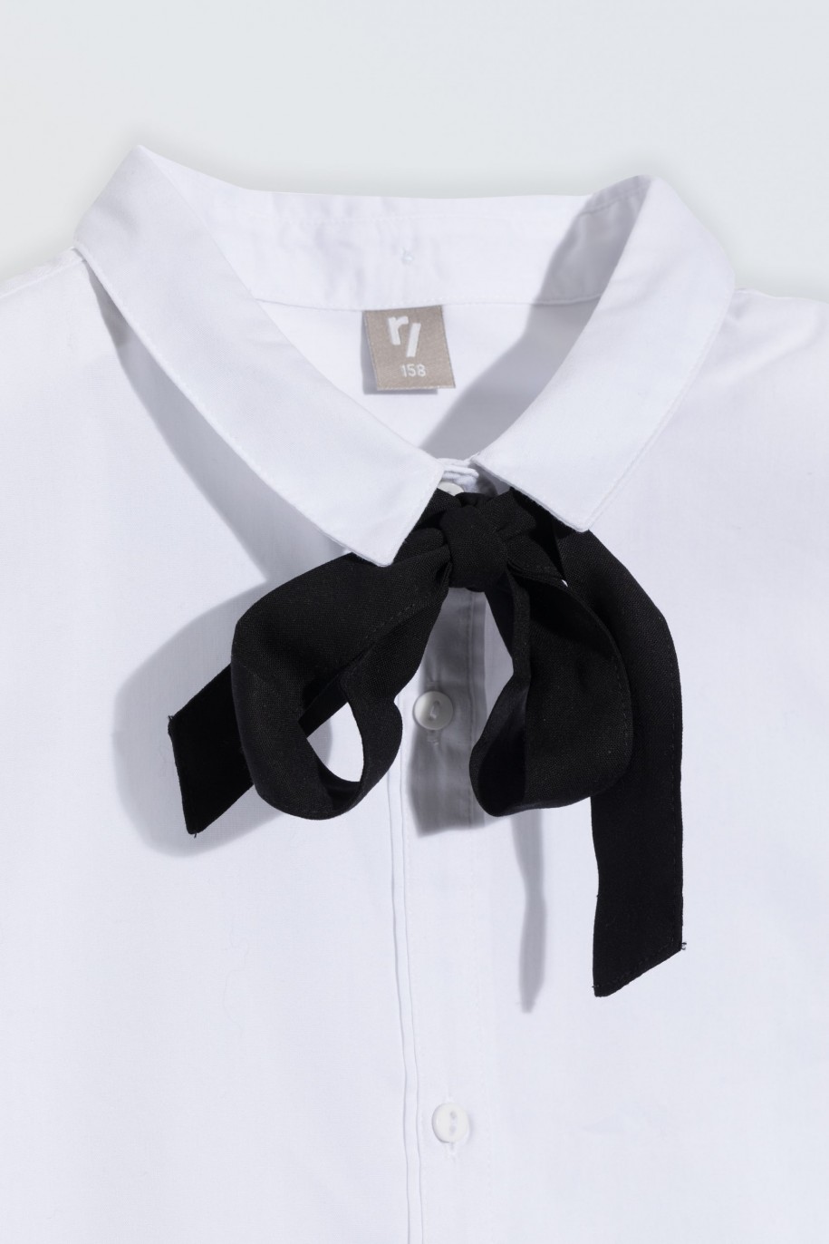 Biała koszula z krótkim rękawem z czarną aksamitką - 46581