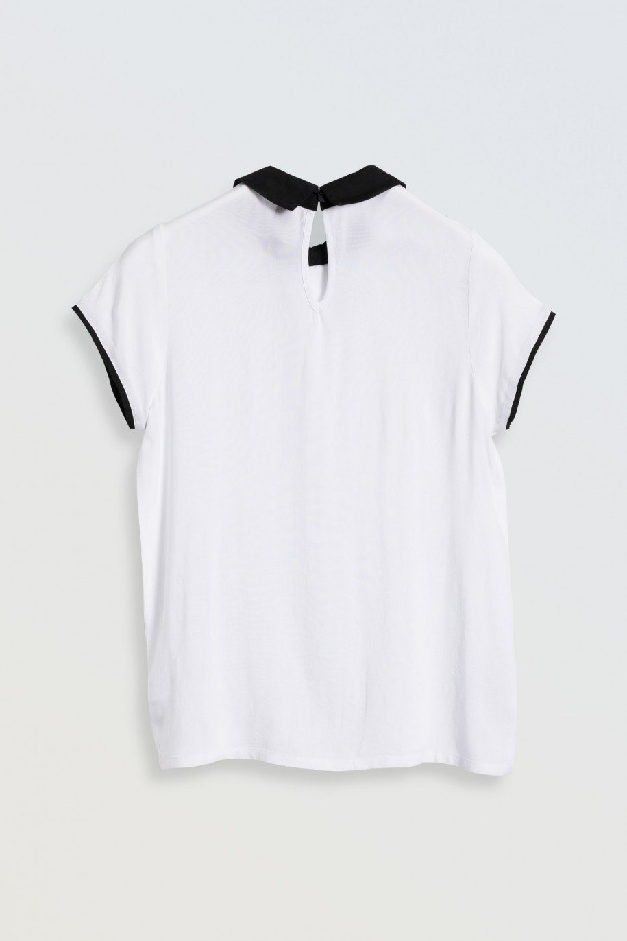 Biała koszula z krótkim rękawem z czarnym kołnierzykiem i kontrastową lamówką - 46601