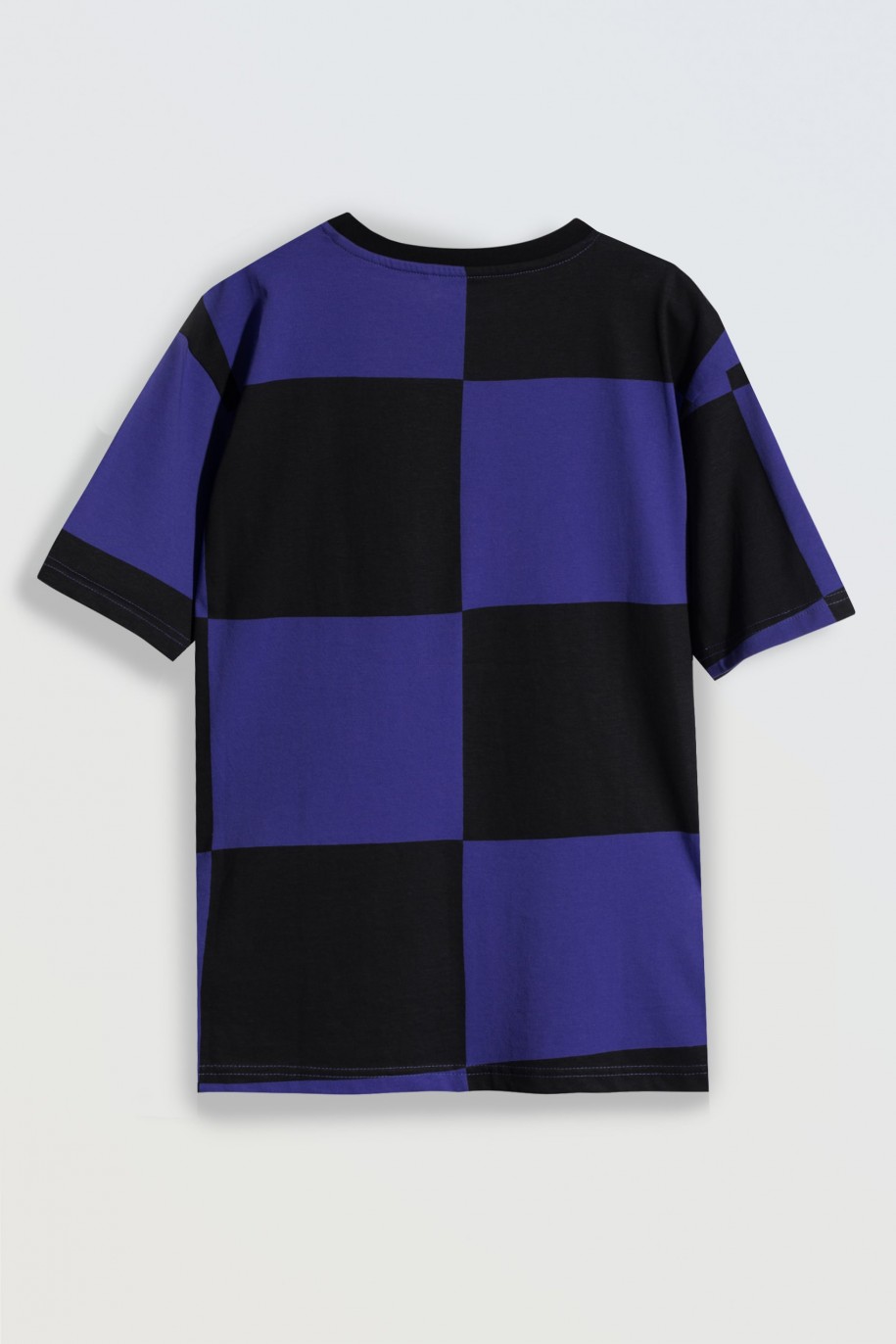 T-shirt z fioletowo-czarnym nadrukiem z motywem szachownicy na całości - 46650