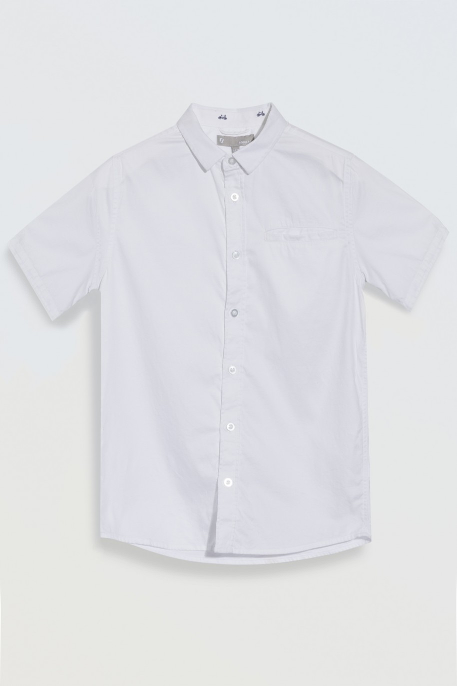 Biała koszula z kieszonką o regularnym kroju z krótkim rękawem - 46661