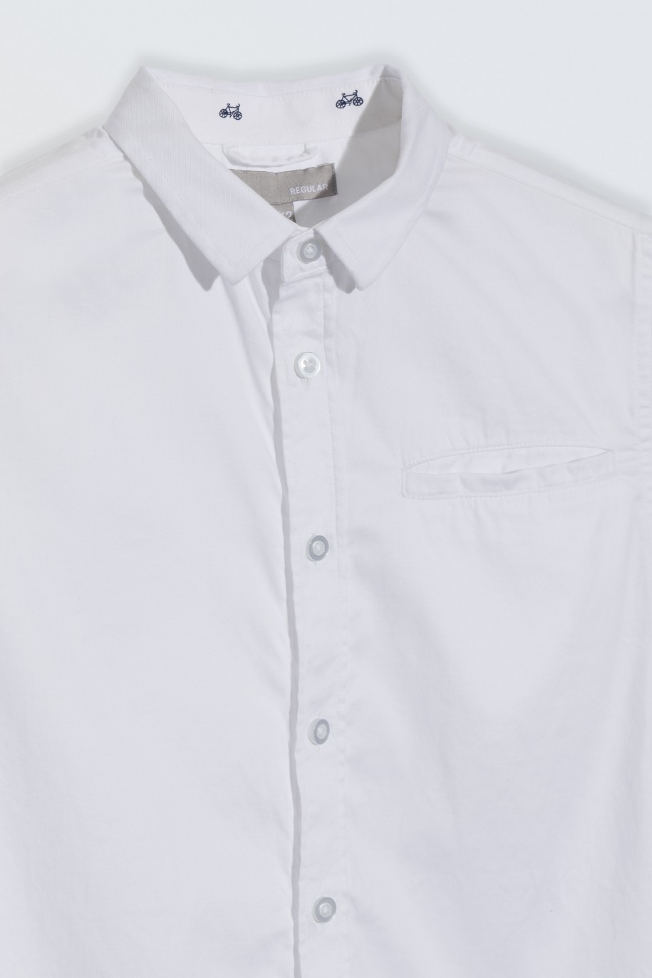 Biała koszula z kieszonką o regularnym kroju z krótkim rękawem - 46662