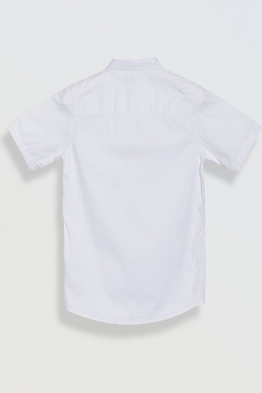 Biała koszula z kieszonką o regularnym kroju z krótkim rękawem - 46663