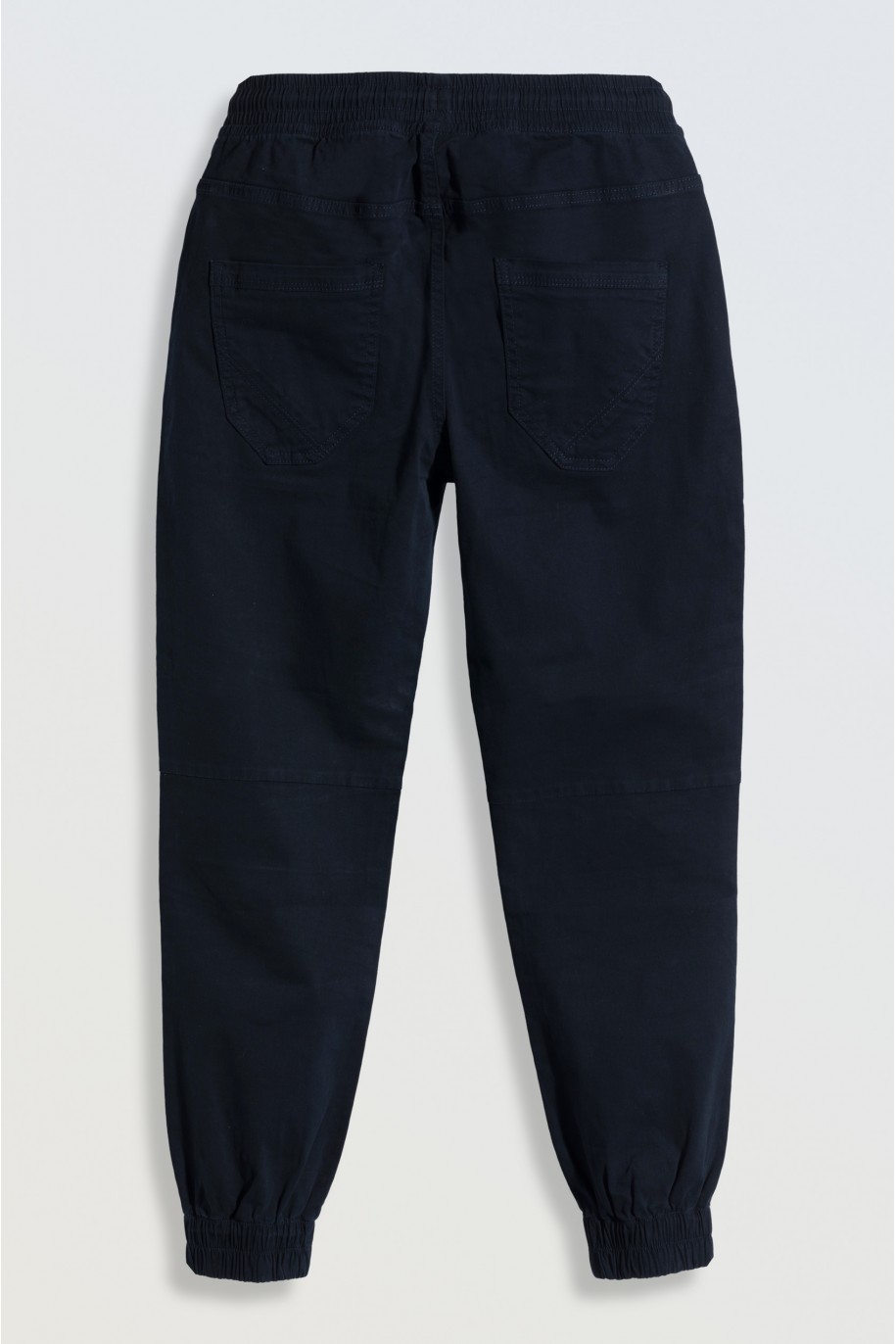 Granatowe spodnie typu joggery z modnymi przeszyciami - 46668