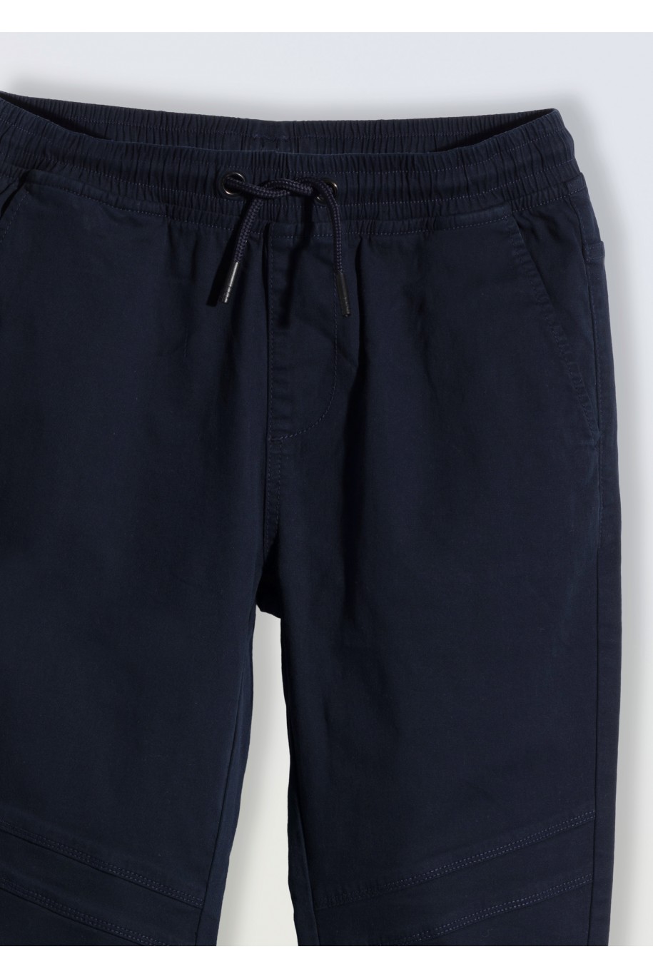 Granatowe spodnie typu joggery z modnymi przeszyciami - 46669