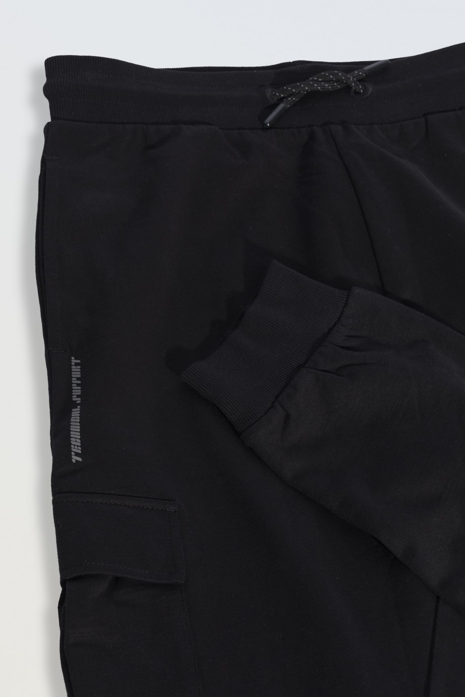 Czarne spodnie dresowe z kieszeniami na nogawkach - 46694