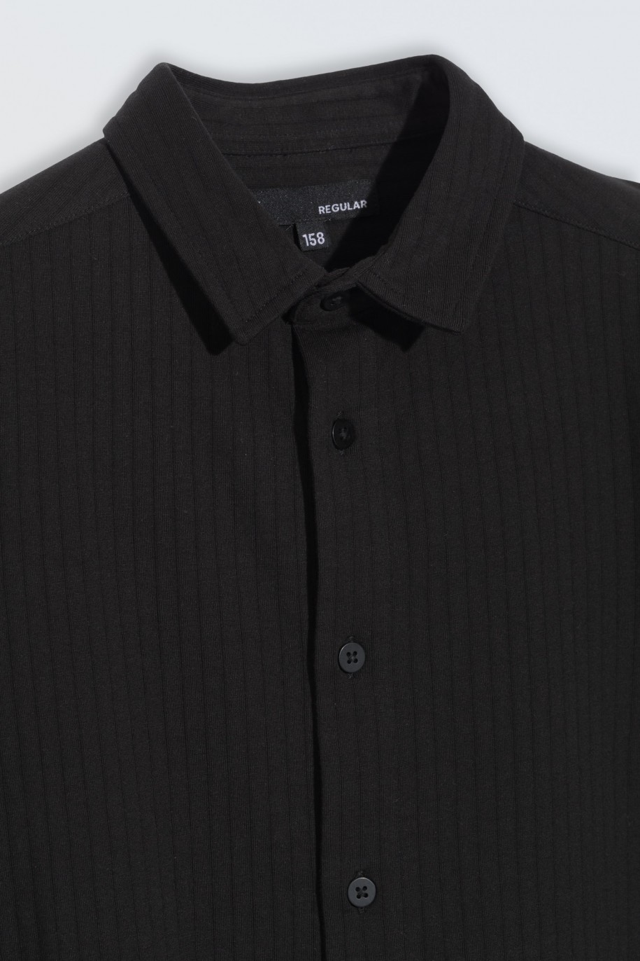 Czarna koszula z długim rękawem z tkaniny w prażki - 46704