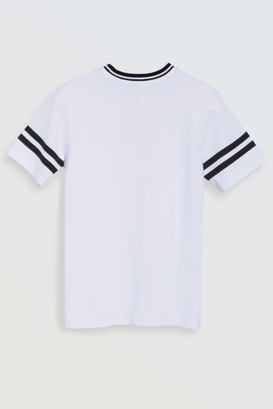 Biały T-shirt z fioletowo-czarnym nadrukiem z przodu - 46711