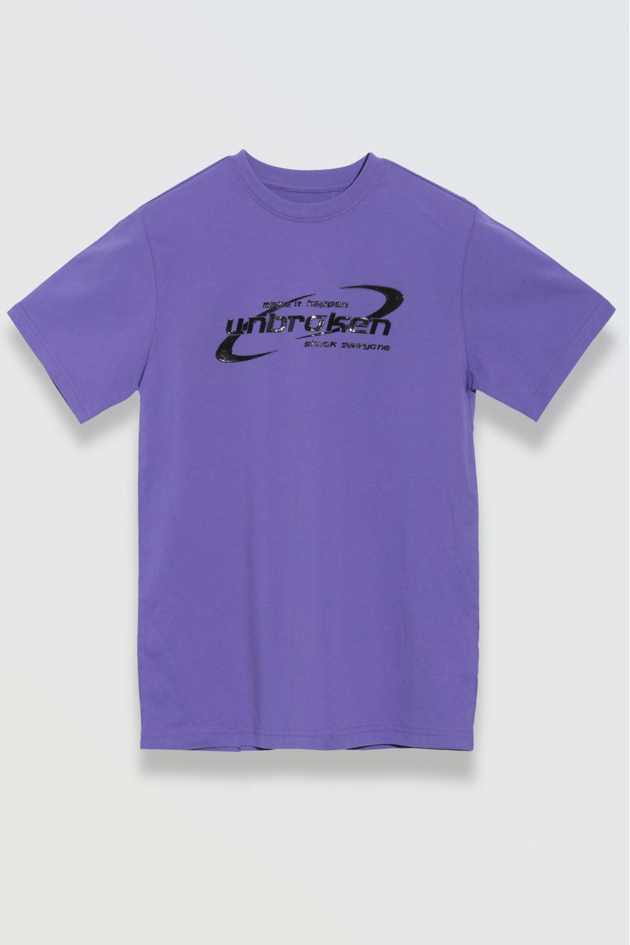 Fioletowy t-shirt z nadrukiem na wysokości piersi - 46713