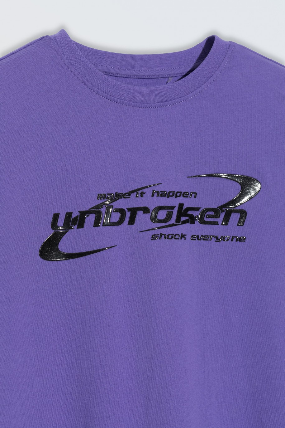 Fioletowy t-shirt z nadrukiem na wysokości piersi - 46715