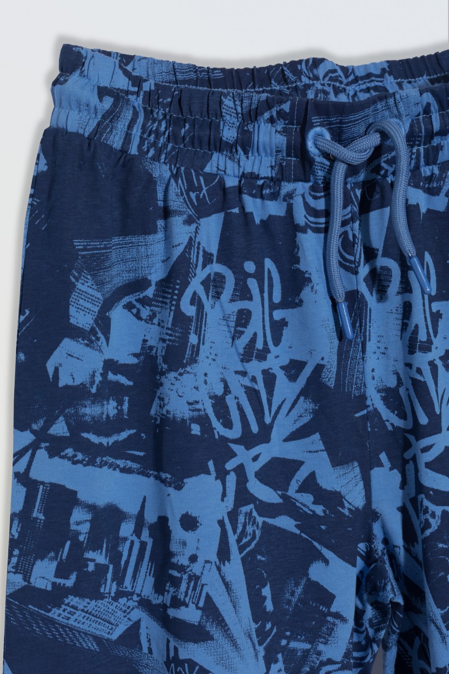 Bawełniana piżama z niebieskim nadrukiem na całości - 46752