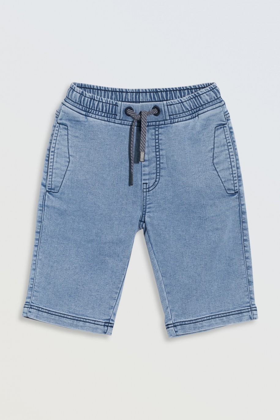 Niebieskie krótkie spodenki jeansowe z modnymi przeszyciami - 46771