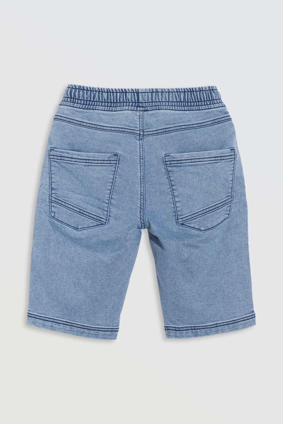 Niebieskie krótkie spodenki jeansowe z modnymi przeszyciami - 46772
