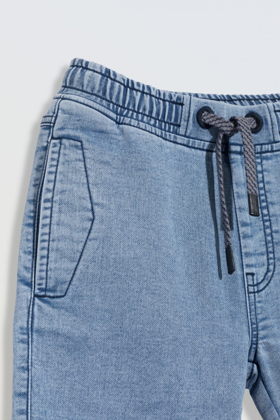 Niebieskie krótkie spodenki jeansowe z modnymi przeszyciami - 46773