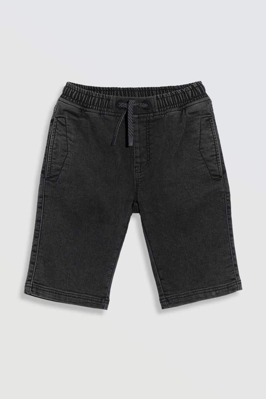 Czarne krótkie spodenki jeansowe z modnymi przeszyciami - 46775