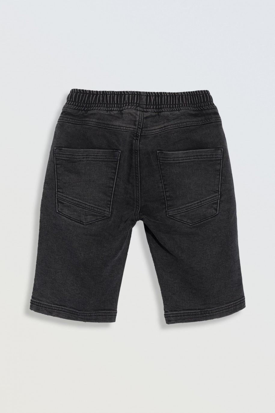 Czarne krótkie spodenki jeansowe z modnymi przeszyciami - 46776