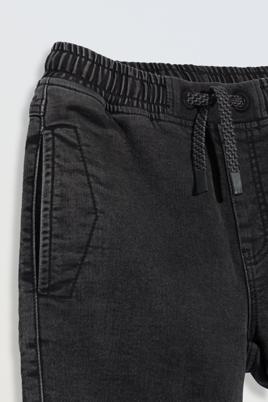 Czarne krótkie spodenki jeansowe z modnymi przeszyciami - 46777