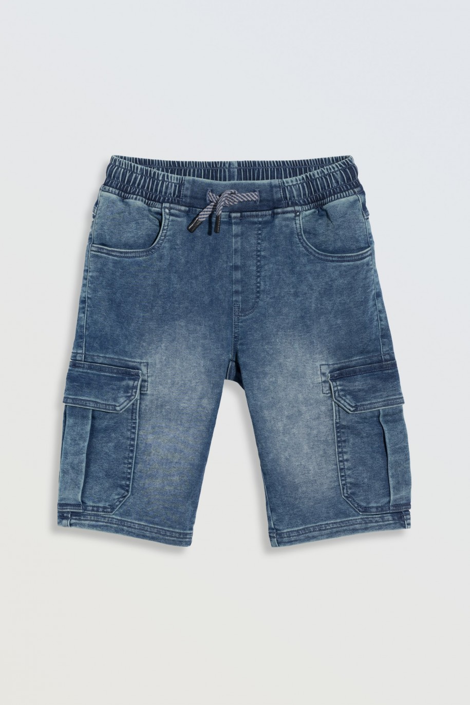 Niebieskie krótkie spodenki jeansowe z przestrzennymi kieszeniami - 46778