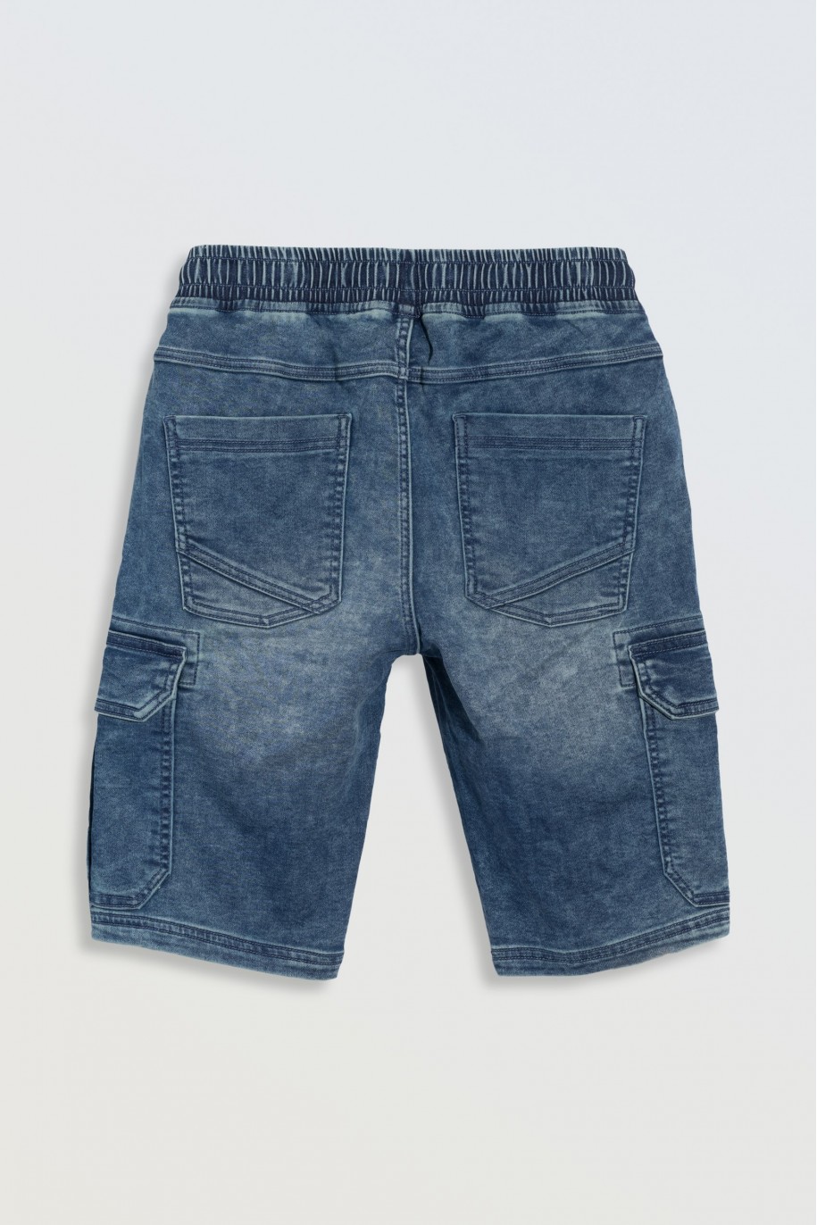 Niebieskie krótkie spodenki jeansowe z przestrzennymi kieszeniami - 46779