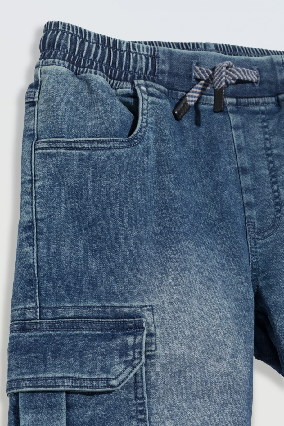 Niebieskie krótkie spodenki jeansowe z przestrzennymi kieszeniami - 46780