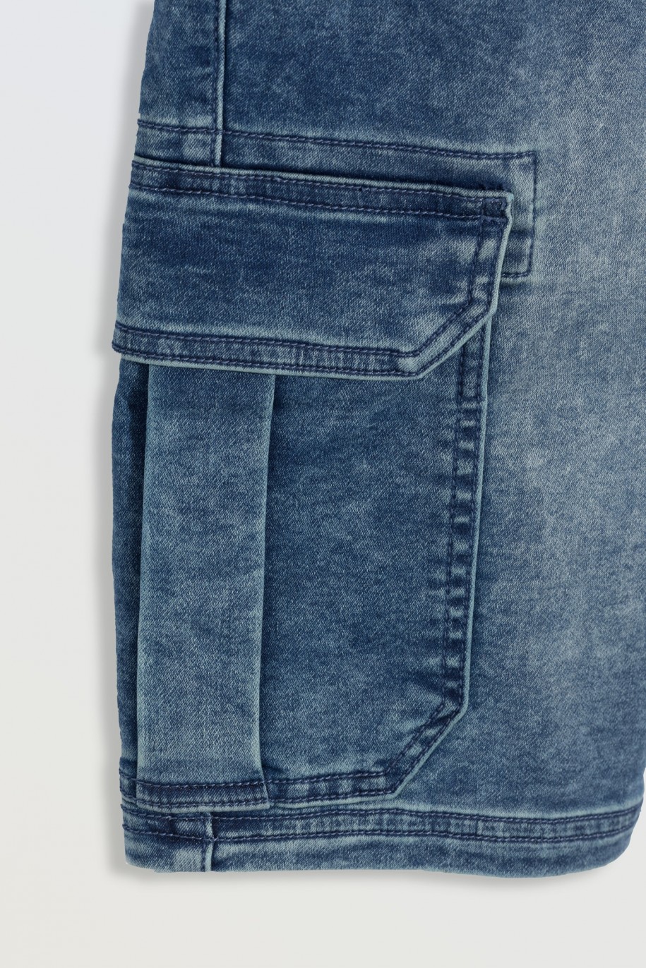 Niebieskie krótkie spodenki jeansowe z przestrzennymi kieszeniami - 46781