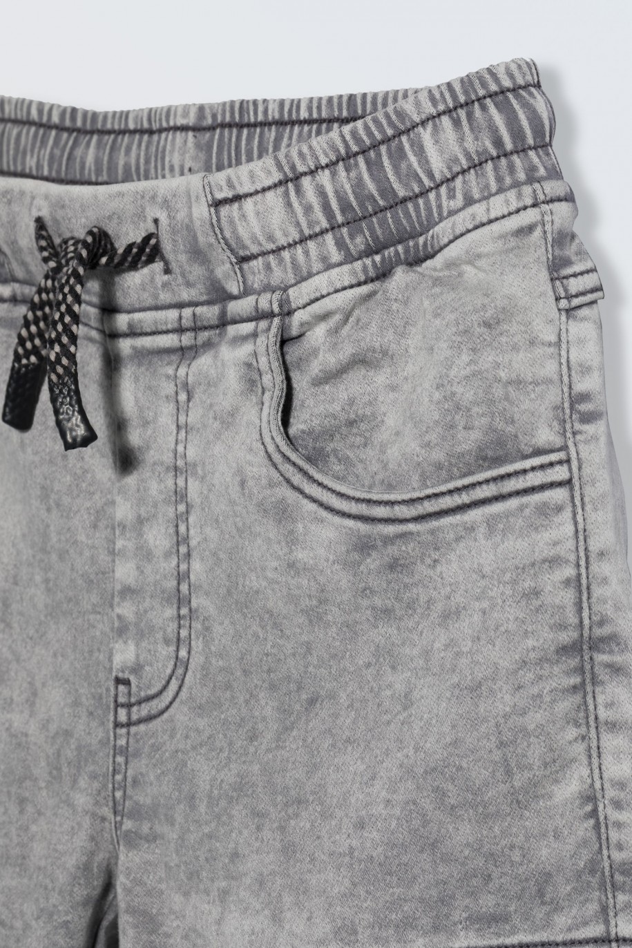 Szare krótkie spodenki jeansowe z przestrzennymi kieszeniami - 46784