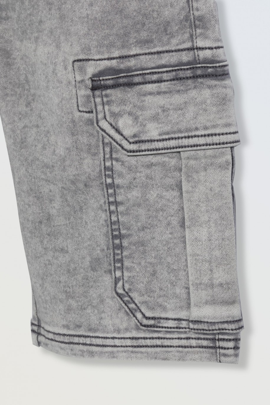 Szare krótkie spodenki jeansowe z przestrzennymi kieszeniami - 46785