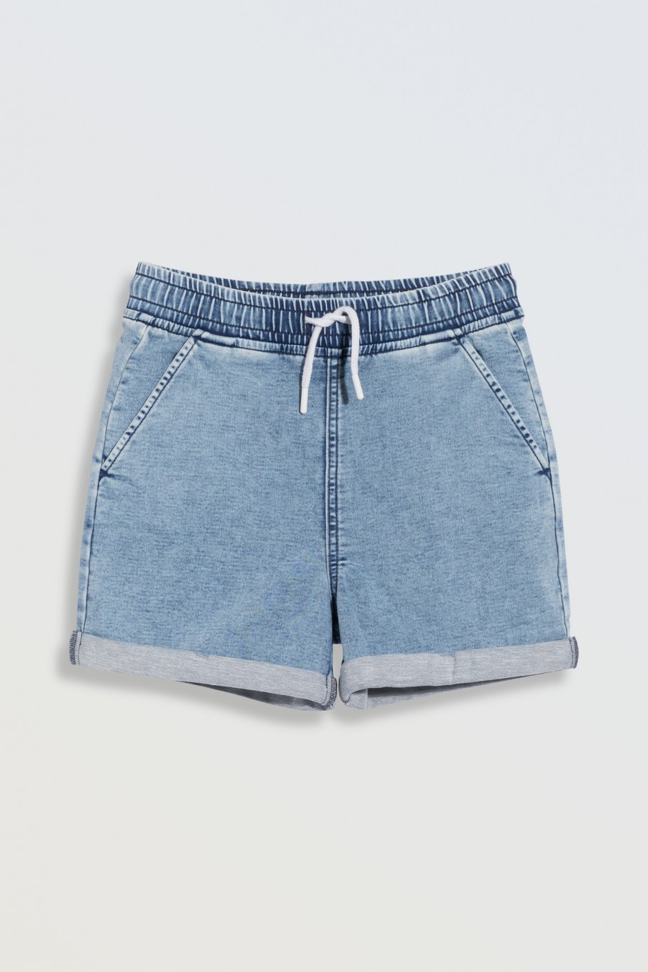 Jasnoniebieskie krótkie spodenki jeansowe z wywijanymi nogawkami - 46786