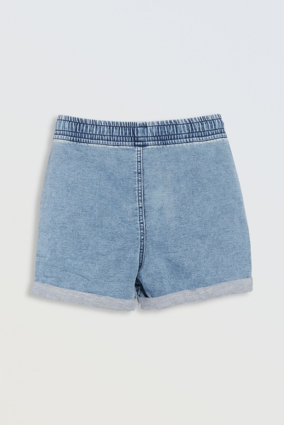 Jasnoniebieskie krótkie spodenki jeansowe z wywijanymi nogawkami - 46787