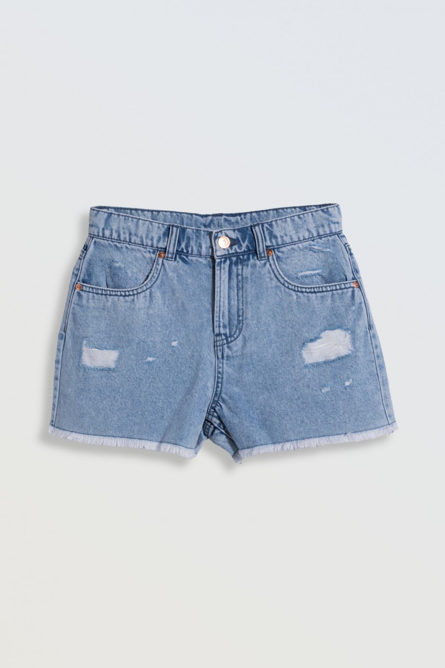 Jasnoniebieskie krótkie spodenki jeansowe z modnymi przetarciami - 46789