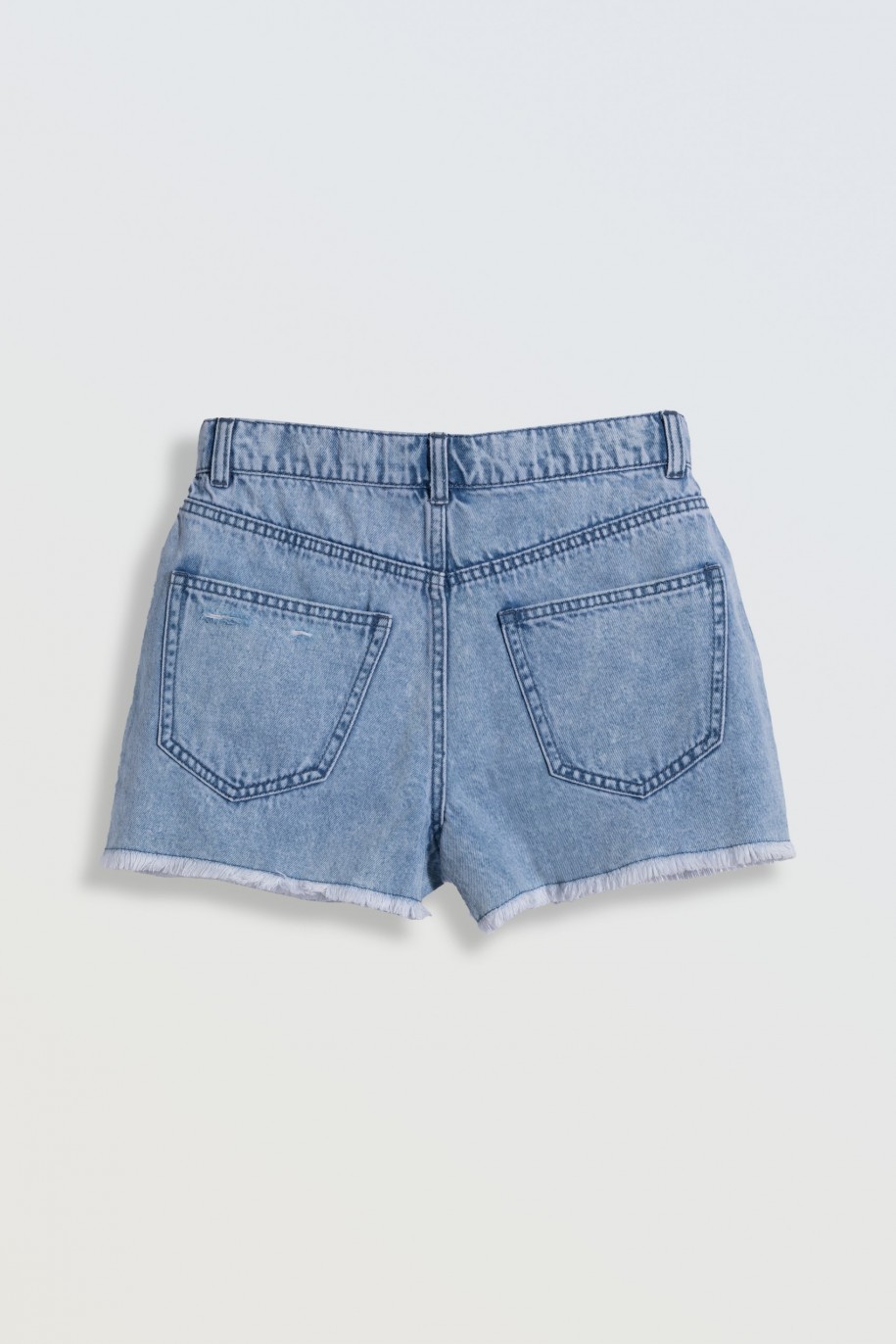 Jasnoniebieskie krótkie spodenki jeansowe z modnymi przetarciami - 46790
